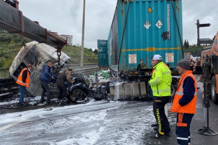 Kocaeli'de yanan TIR otoyolu ulaşıma kapadı