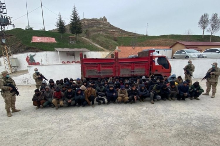 110 ka&ccedil;ak g&ouml;&ccedil;men yakalandı