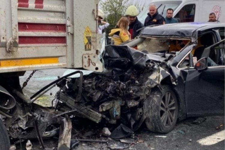 TEM'de korkun&ccedil; kaza! Tırın altına girdi: 1 &ouml;l&uuml;