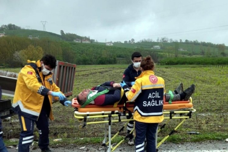 Kamyonla hafif ticari ara&ccedil; &ccedil;arpıştı: 1'i ağır 3 yaralı