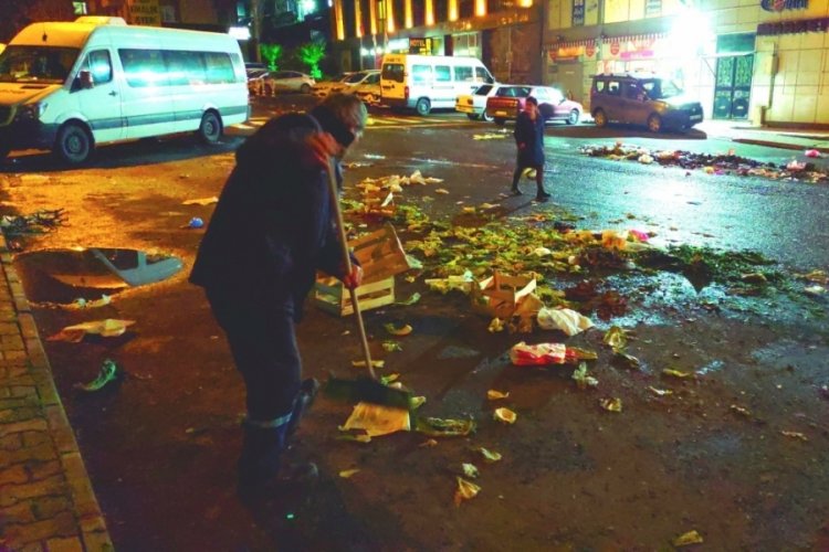 Tonlarca pazar &ccedil;&ouml;p&uuml;n&uuml;n &ccedil;ilesini &ccedil;&ouml;p&ccedil;&uuml;ler &ccedil;ekiyor