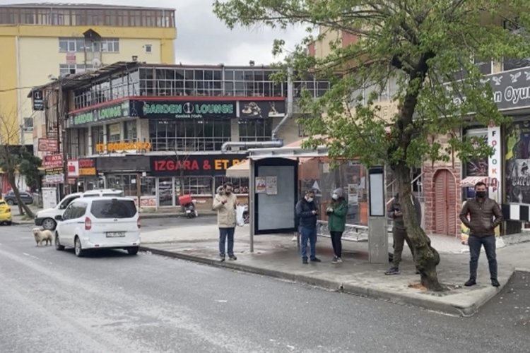 Silahlı kavgada durakta bekleyen kadın vuruldu