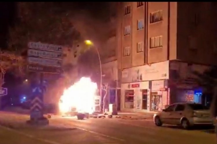 Transit bir anda patlayıp alev topuna d&ouml;nd&uuml;: 1 yaralı