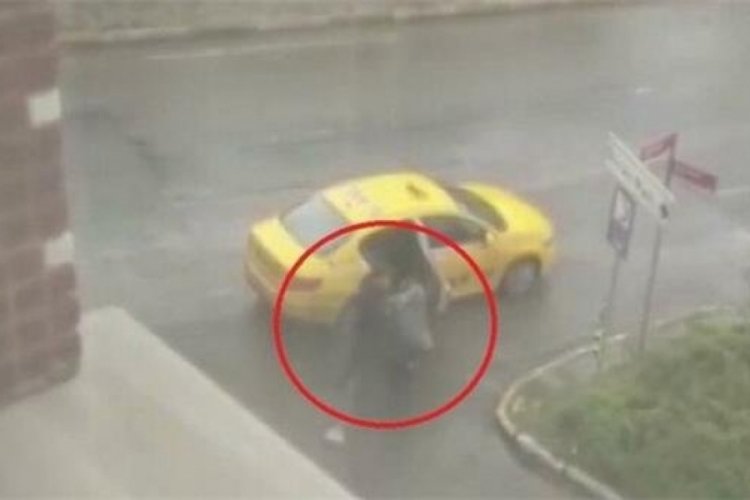 Taksici, yolcunun kafasını kaputa vurdu