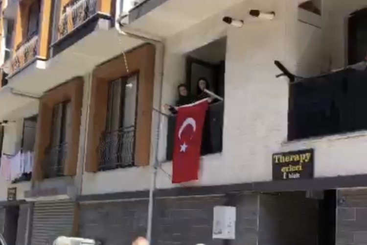 Bursa'da şehit olan memurun evine T&uuml;rk Bayrağı asıldı