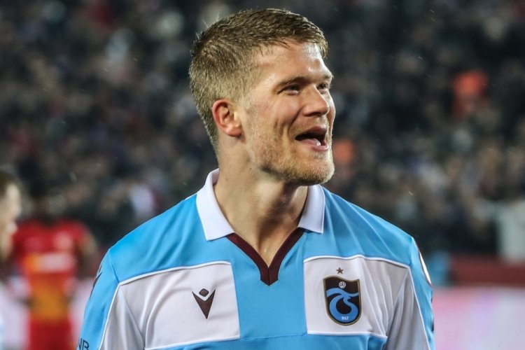 Andreas Cornelius gol y&uuml;k&uuml;n&uuml; sırtlıyor