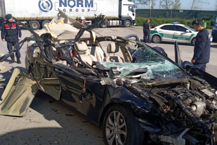 Sakarya'da otomobil, dinlenme tesisinde TIR'a &ccedil;arptı