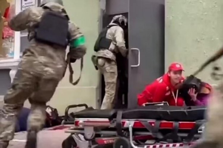 Rus saldırısında yaralı kadına kalkan oldu