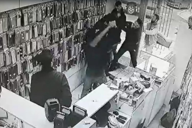 Tekirdağ'da m&uuml;şteri ile&nbsp;telefoncu arasında sopalı kavga