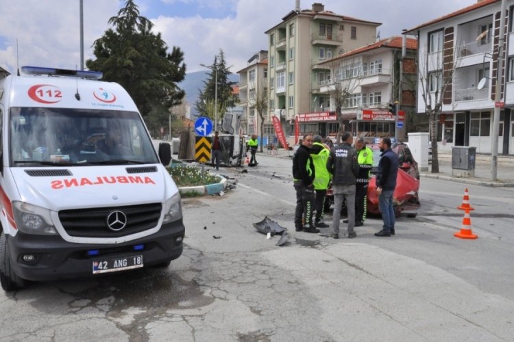 S&uuml;t kamyoneti ile otomobil &ccedil;arpıştı: 2 yaralı