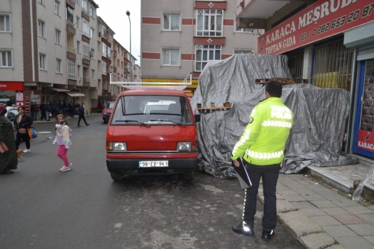 Ehliyetsiz s&uuml;r&uuml;c&uuml; yayaya &ccedil;arptı