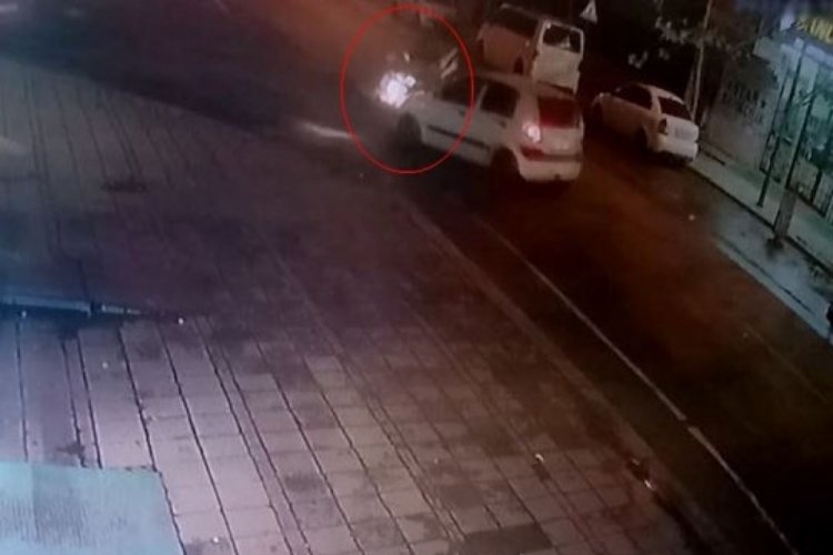Motosikletle otomobilin kafa kafaya &ccedil;arpıştı! Dehşet anları kamerada
