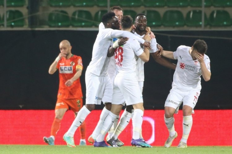 Sivasspor kupada finalin kapısını araladı