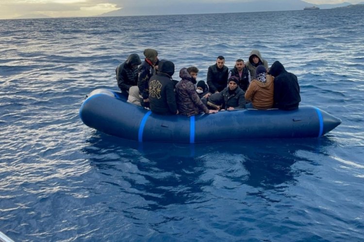 38 g&ouml;&ccedil;men kurtarıldı, 8 g&ouml;&ccedil;men yakalandı