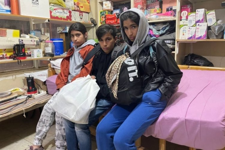 Evden ka&ccedil;ıp kaybolan kardeşler, korkup markete sığındı