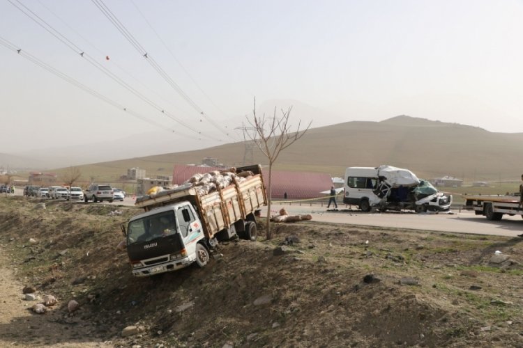Yolcu minib&uuml;s&uuml; ile kamyon &ccedil;arpıştı: 13 yaralı