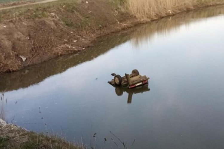Otomobil ile sulama kanalına d&uuml;şen s&uuml;r&uuml;c&uuml; aranıyor