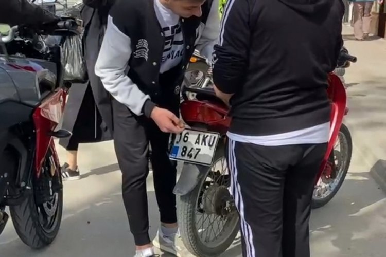 Bursa'da plakasındaki J'yi boyayarak U yapan ehliyetsiz s&uuml;r&uuml;c&uuml;...