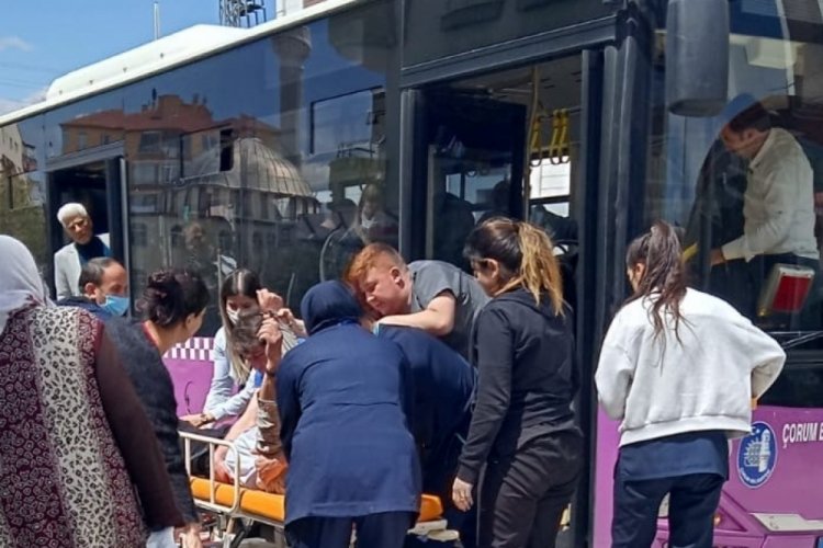 Şof&ouml;r fenalaşan yolcusunu hastaneye yetiştirdi