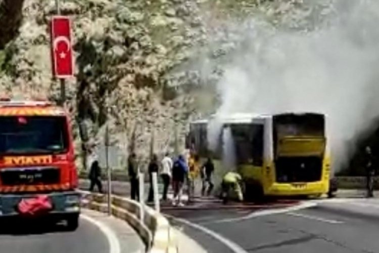 Seyir halindeki otob&uuml;s yandı