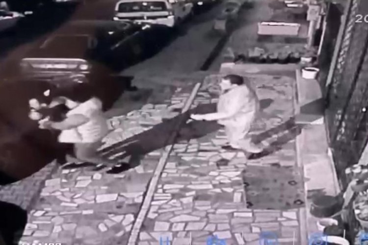 D&ouml;ner bı&ccedil;ağı ile saldırıp ailesinin evini taşladı