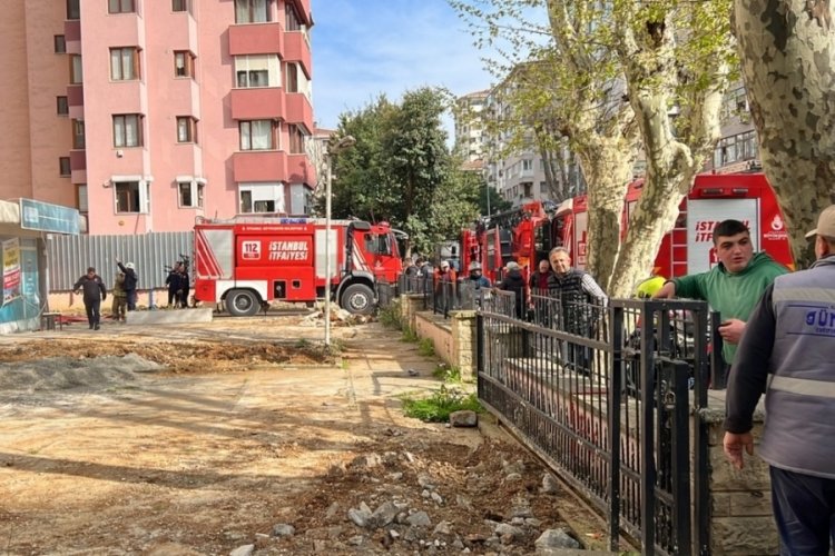 İstanbul'da 11 katlı binanın &ccedil;atısı yandı