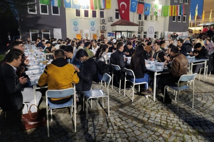 Bursa'da &uuml;niversite okuyan T&uuml;rk D&uuml;nyası &ouml;ğrencileri iftarda buluştu