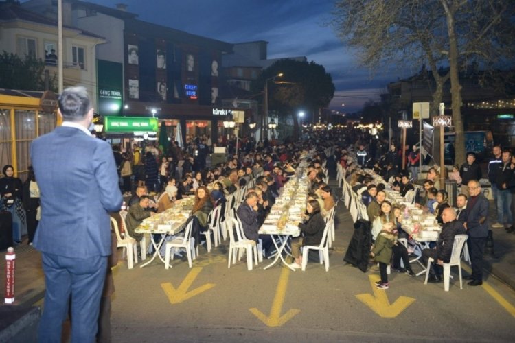 Dev caddede 5 bin kişilik iftar