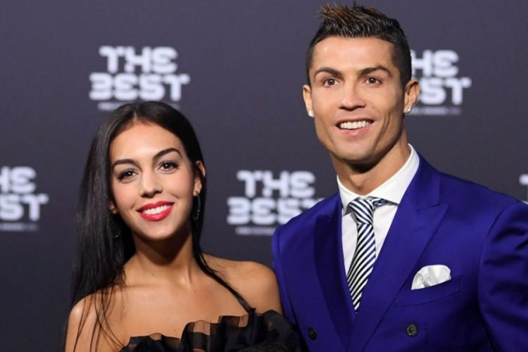 Ronaldo yeni doğan bebeğinin fotoğrafını paylaştı