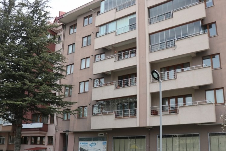 Tartıştığı eşini defalarca bı&ccedil;akladı