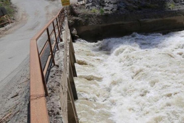 Artvin'de kar suları eridi, Barhal &ccedil;ayının su seviyesi arttı