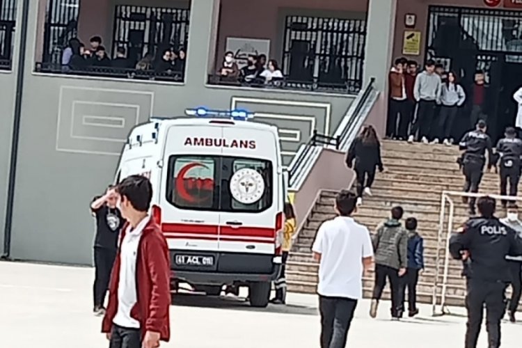 Kocaeli'de lise &ouml;ğrencisi bı&ccedil;ağı g&ouml;sterirken arkadaşını yaraladı