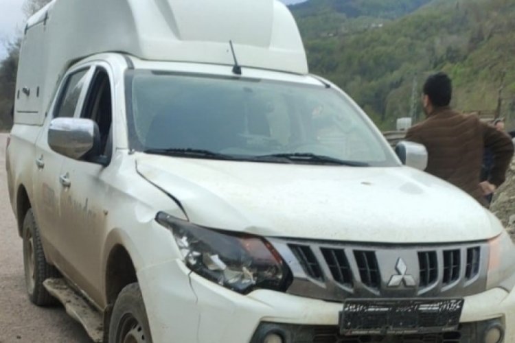 Yol inşaatında &ccedil;alışan iş&ccedil;ilere pikap &ccedil;arptı