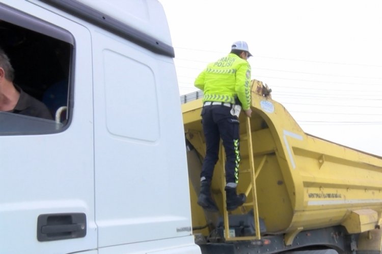 Hafriyat kamyonu denetimi; kamyonları bırakıp ka&ccedil;maya &ccedil;alıştılar