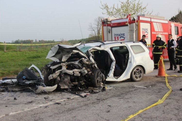 Karşı şeride ge&ccedil;en otomobil ara&ccedil; dehşet sa&ccedil;tı: 2 &ouml;l&uuml;, 1 ağır yaralı