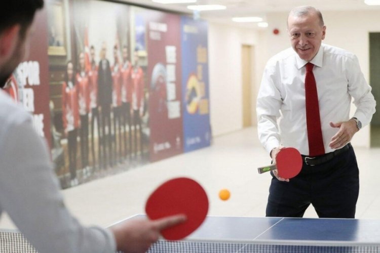 Erdoğan gen&ccedil;lerle masa tenisi oynadı
