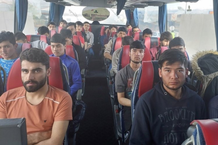 25 ka&ccedil;ak g&ouml;&ccedil;men yakalandı