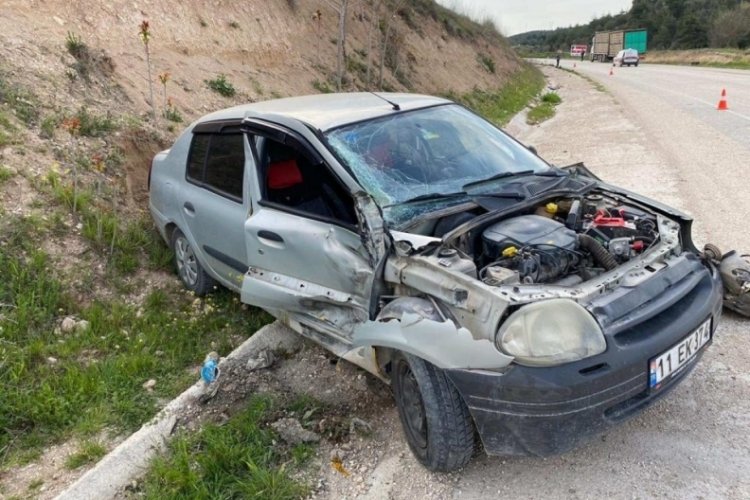 Yola kontrols&uuml;z &ccedil;ıkan otomobile tır &ccedil;arptı