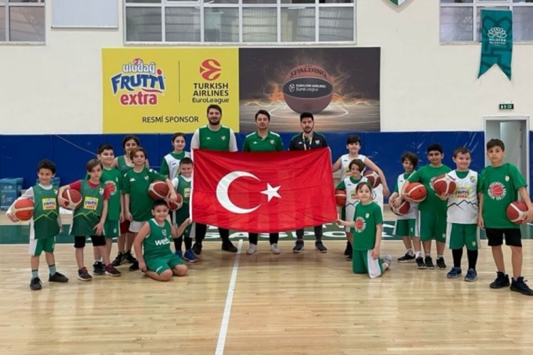 Frutti Extra Bursaspor, 23 Nisan'ı kutladı