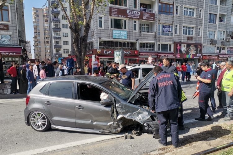 Kaza yapan otomobil metrelerce s&uuml;r&uuml;klendi