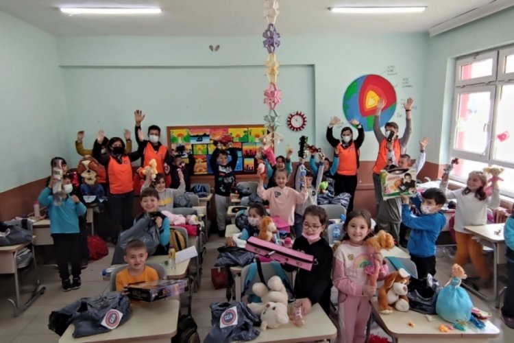 Oyuncaklar Keles'te yeni arkadaşlarıyla buluştu