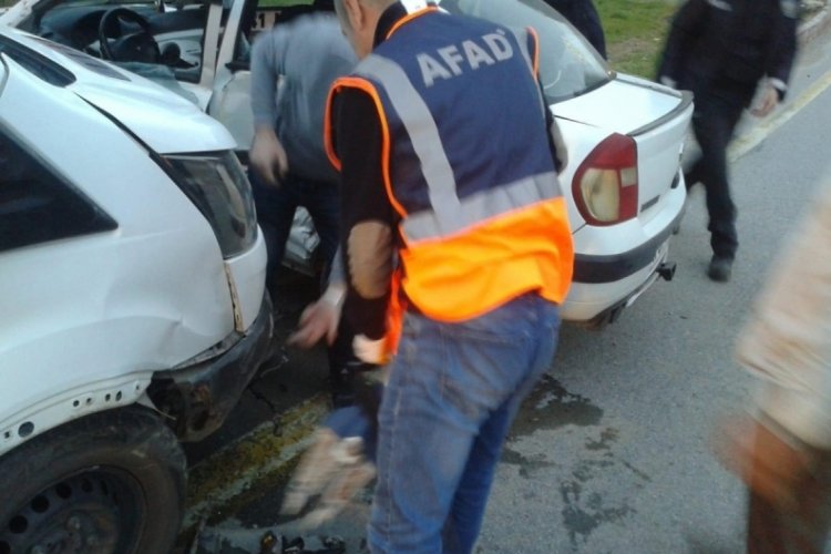 Minib&uuml;s ile otomobil &ccedil;arpıştı
