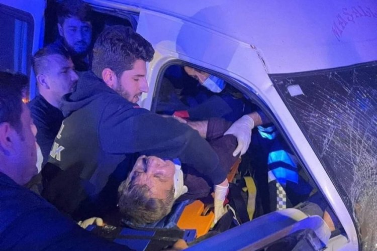 Minib&uuml;s şarampole u&ccedil;tu