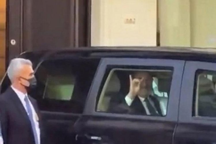 Mevl&uuml;t &Ccedil;avuşoğlu'ndan Ermeni protestoculara bozkurt işaretli yanıt