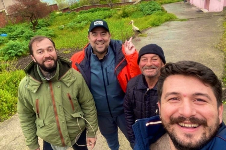 &Uuml;nl&uuml; komedyen Ata Demirer Yaren'i elleriyle besledi
