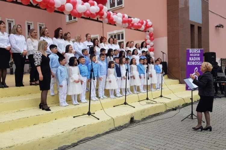 Bursa'da Nil&uuml;fer Kadın Korosu, &ccedil;ocuklarla birlikte sahne aldı