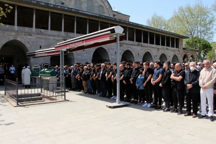 TIR'ın altına giren otomobilin s&uuml;r&uuml;c&uuml;s&uuml; &ouml;ld&uuml;
