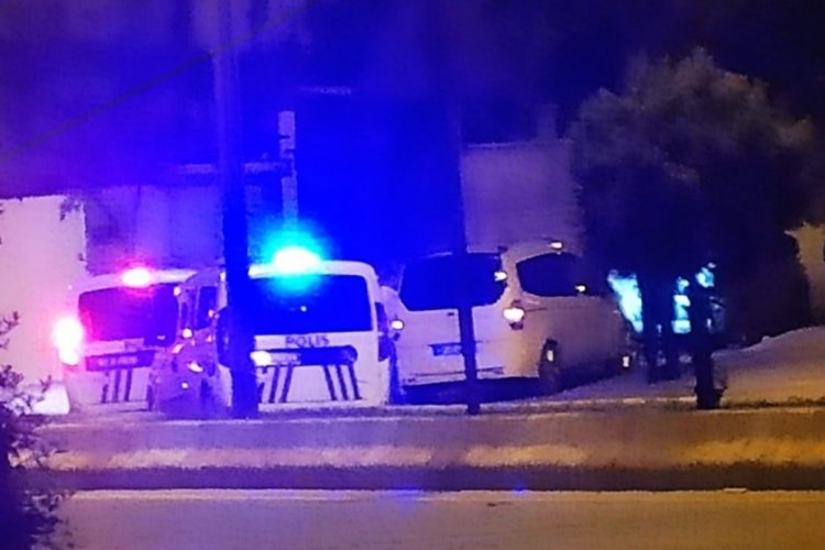 Adıyaman'da ş&uuml;pheli ara&ccedil; polisi alarma ge&ccedil;irdi