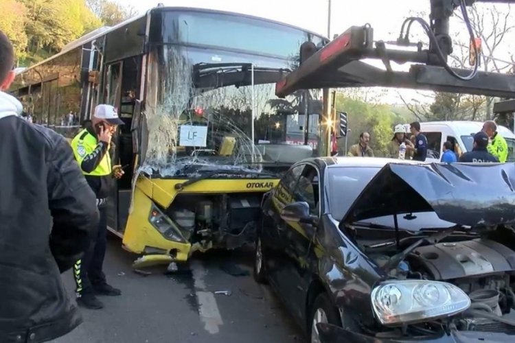 İstanbul'da İETT otob&uuml;s&uuml; 15 araca &ccedil;arptı