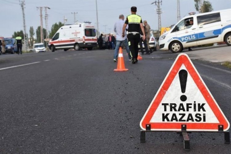 Tır şof&ouml;r&uuml; aracını tamir ettiği esnada feci şekilde can verdi
